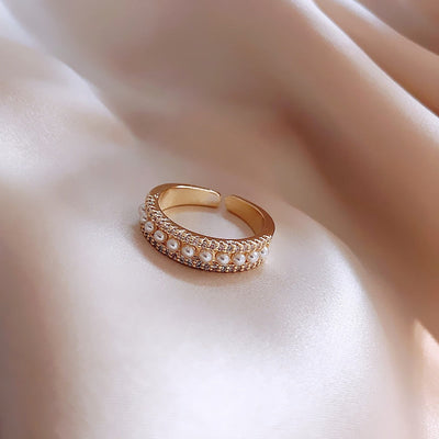 Luxury Ring in Gold and Pearls