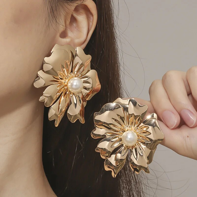 Elegant Golden Flower Pearl Earrings